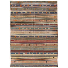 Bunter türkischer Kelim-Teppich im Vintage-Stil mit horizontalen Streifen und Stammesmotiven