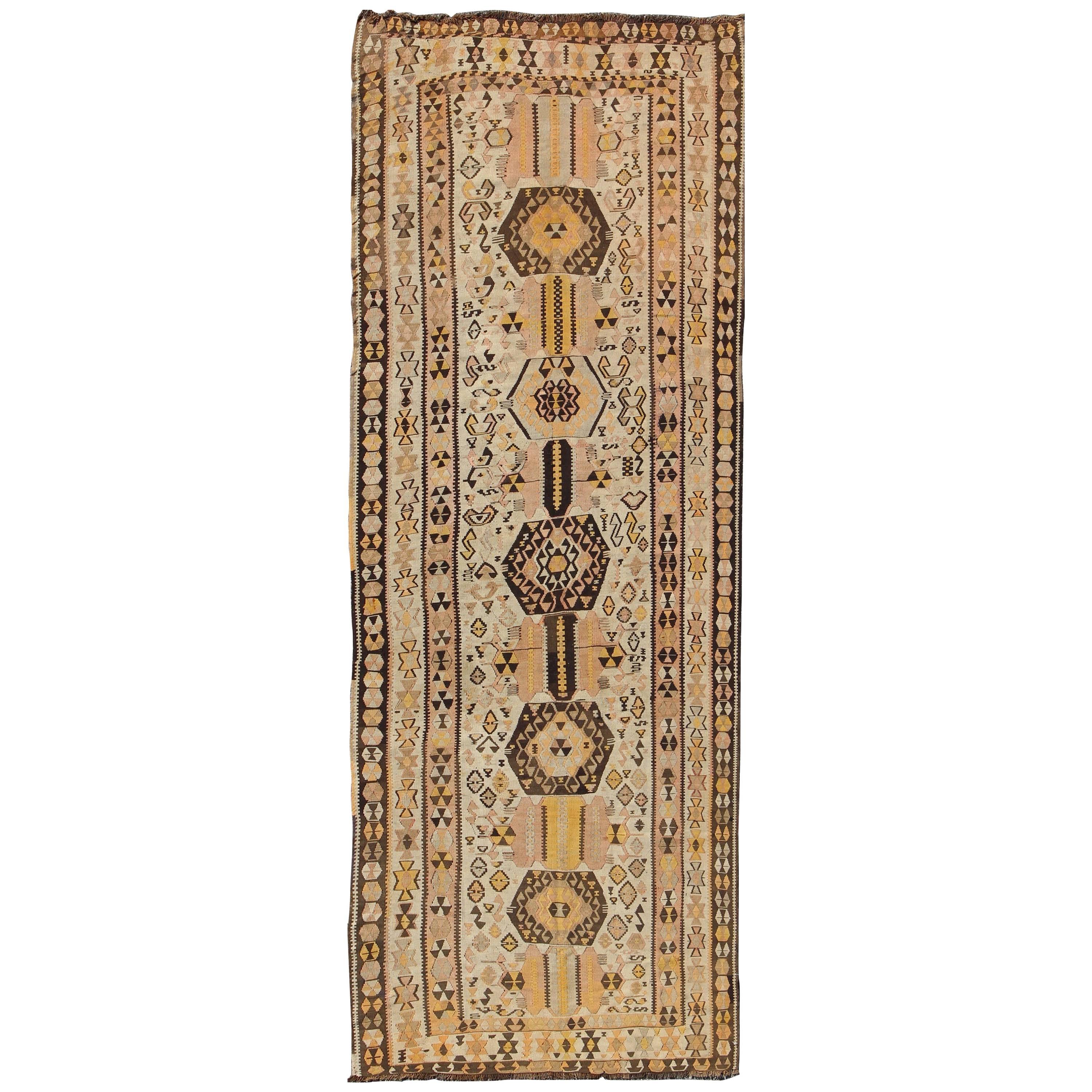 Tapis de galerie Kilim turc vintage avec motif tribal en brun, rose et jaune en vente