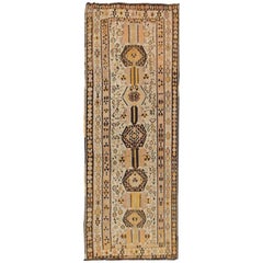 Alfombra turca vintage Kilim Gallery con diseño tribal en marrón, rosa y amarillo