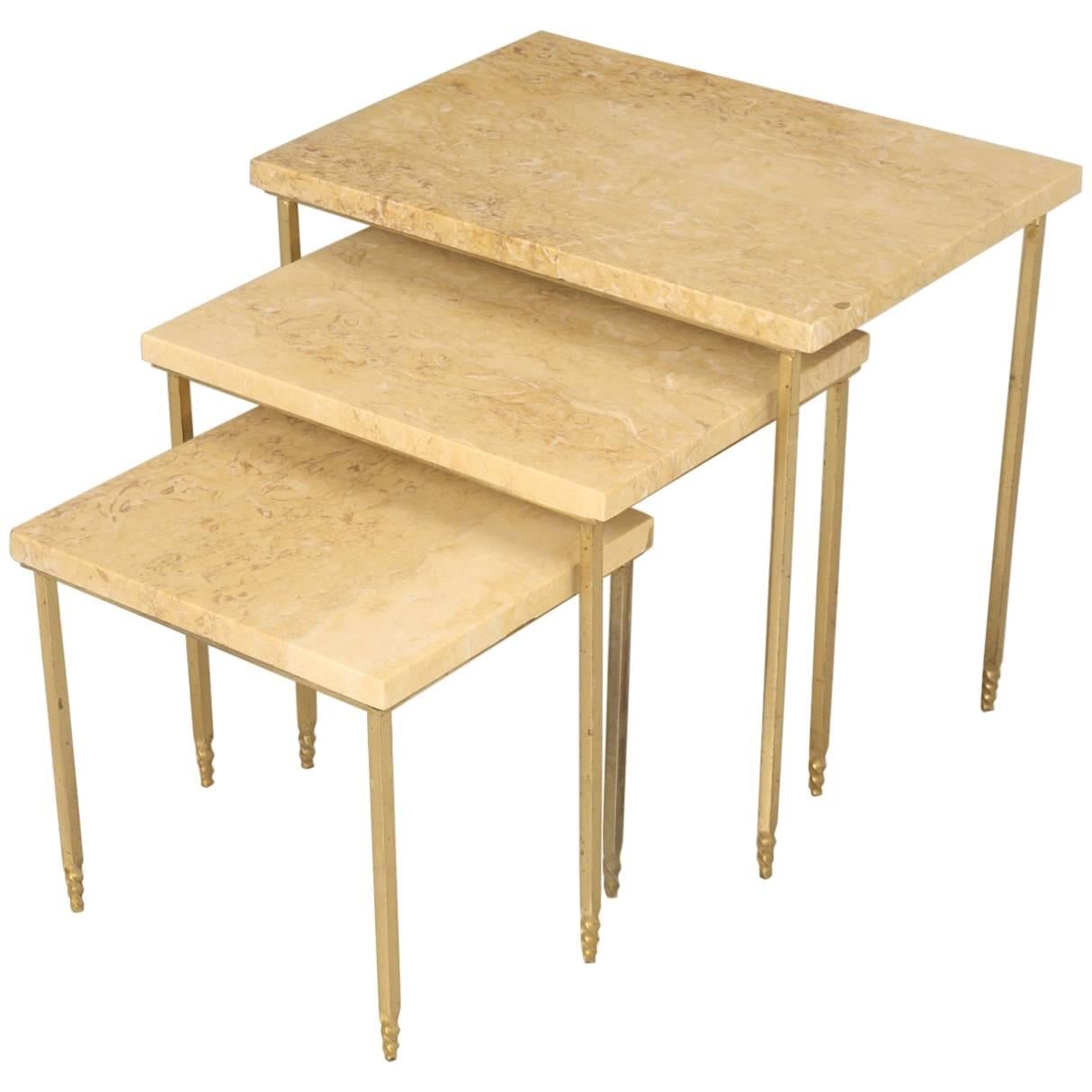 Ensemble de trois tables empilables ou gigognes en pierre et laiton, de style moderne du milieu du siècle dernier
