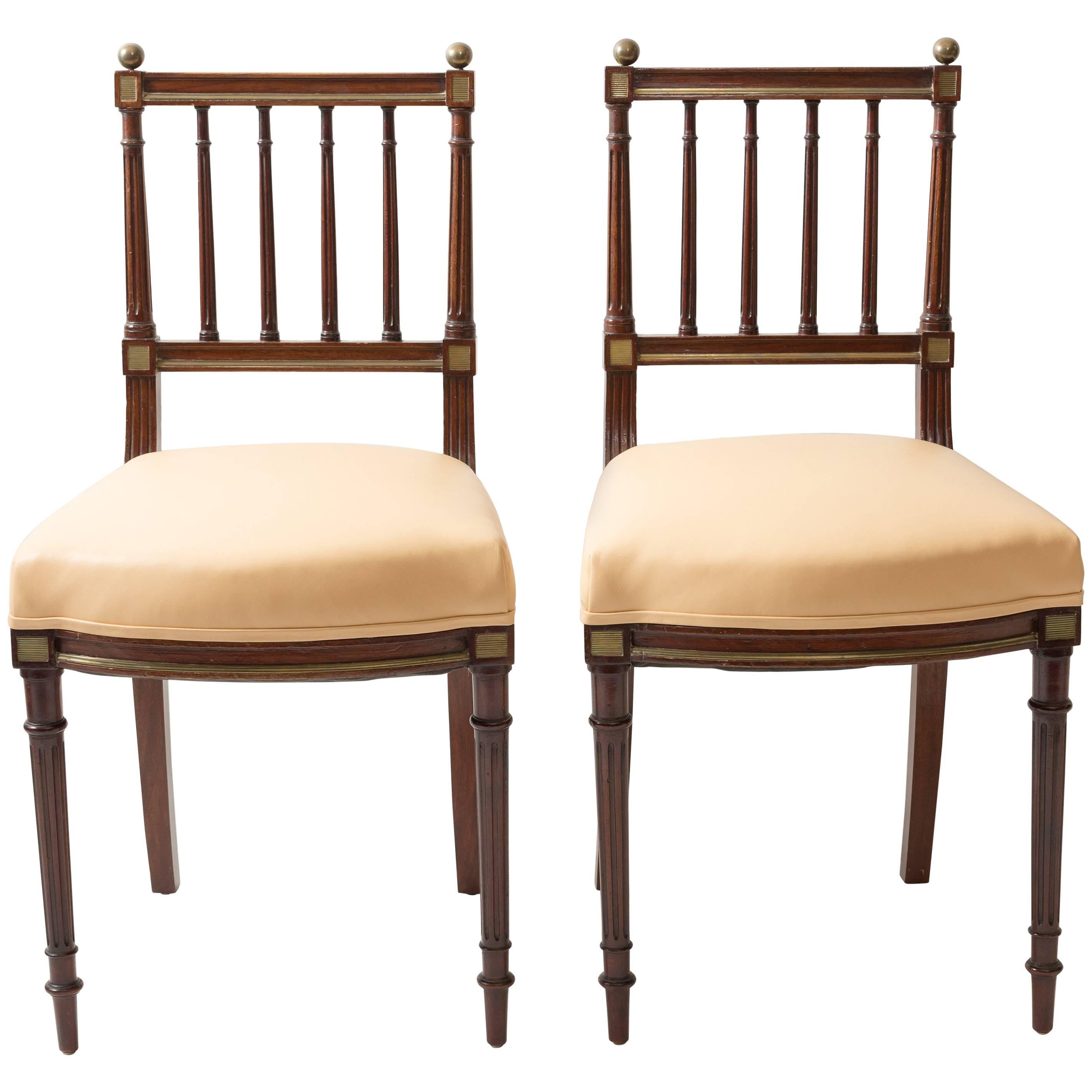 Paire de chaises d'opéra néoclassiques bordées d'or de style néoclassique