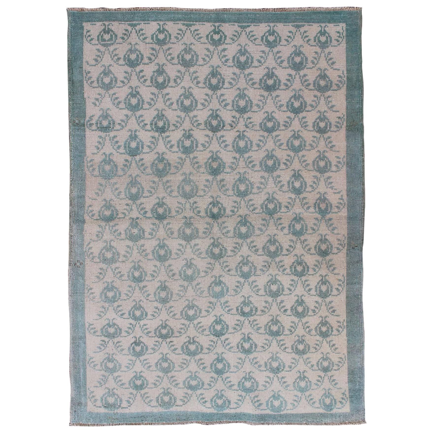 Tapis turc vintage Oushak avec motif sur toute sa surface en bleu clair