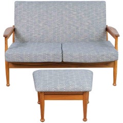 1960er Jahre Afromosia Teak Guy Rogers Manhattan Zweisitziges Sofa mit passendem Fußhocker