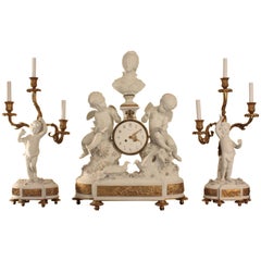 Feine und große Sevres-Biskuit-Uhr Garniture De Cheminee