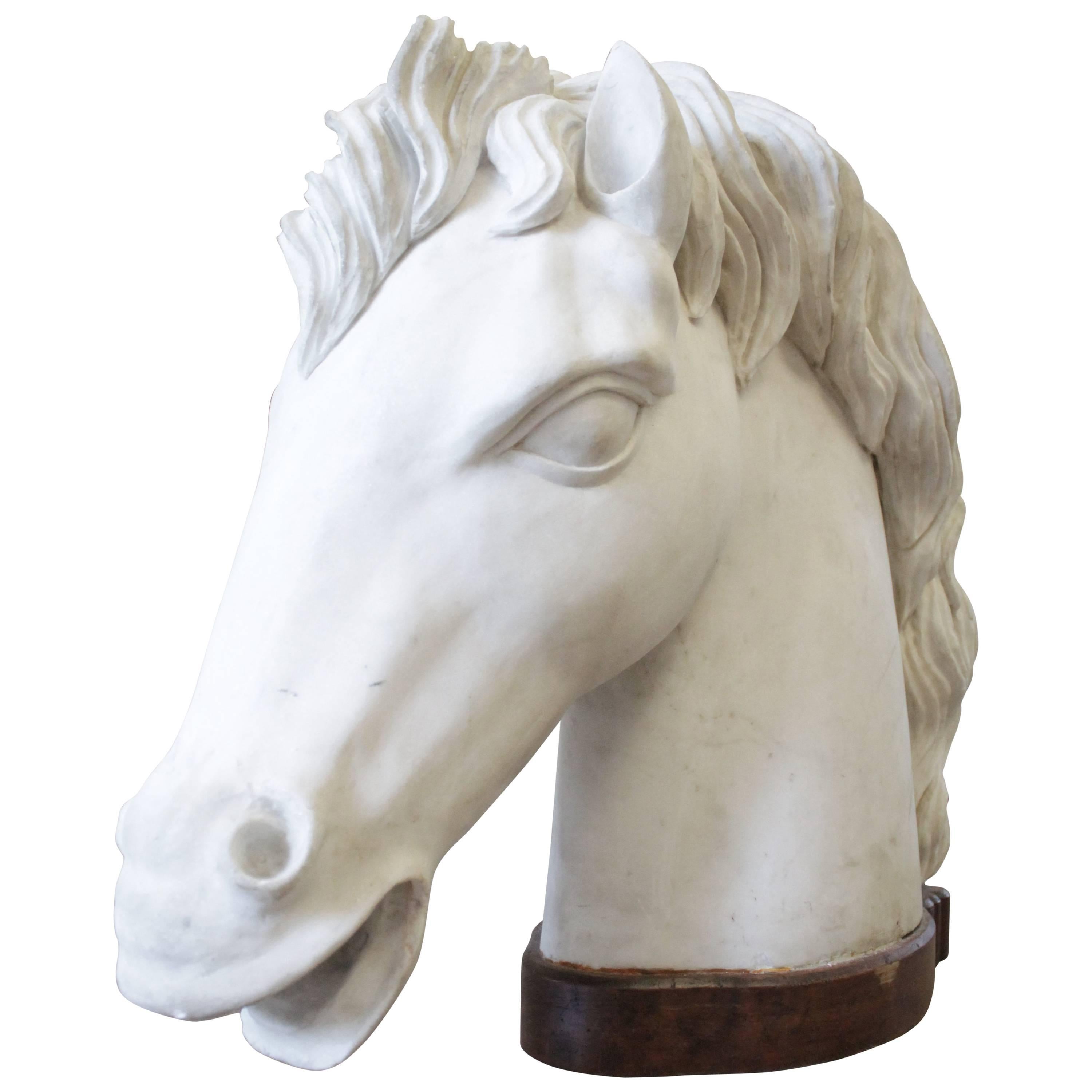 Grande tête de cheval en marbre sculpté sur socle en bois