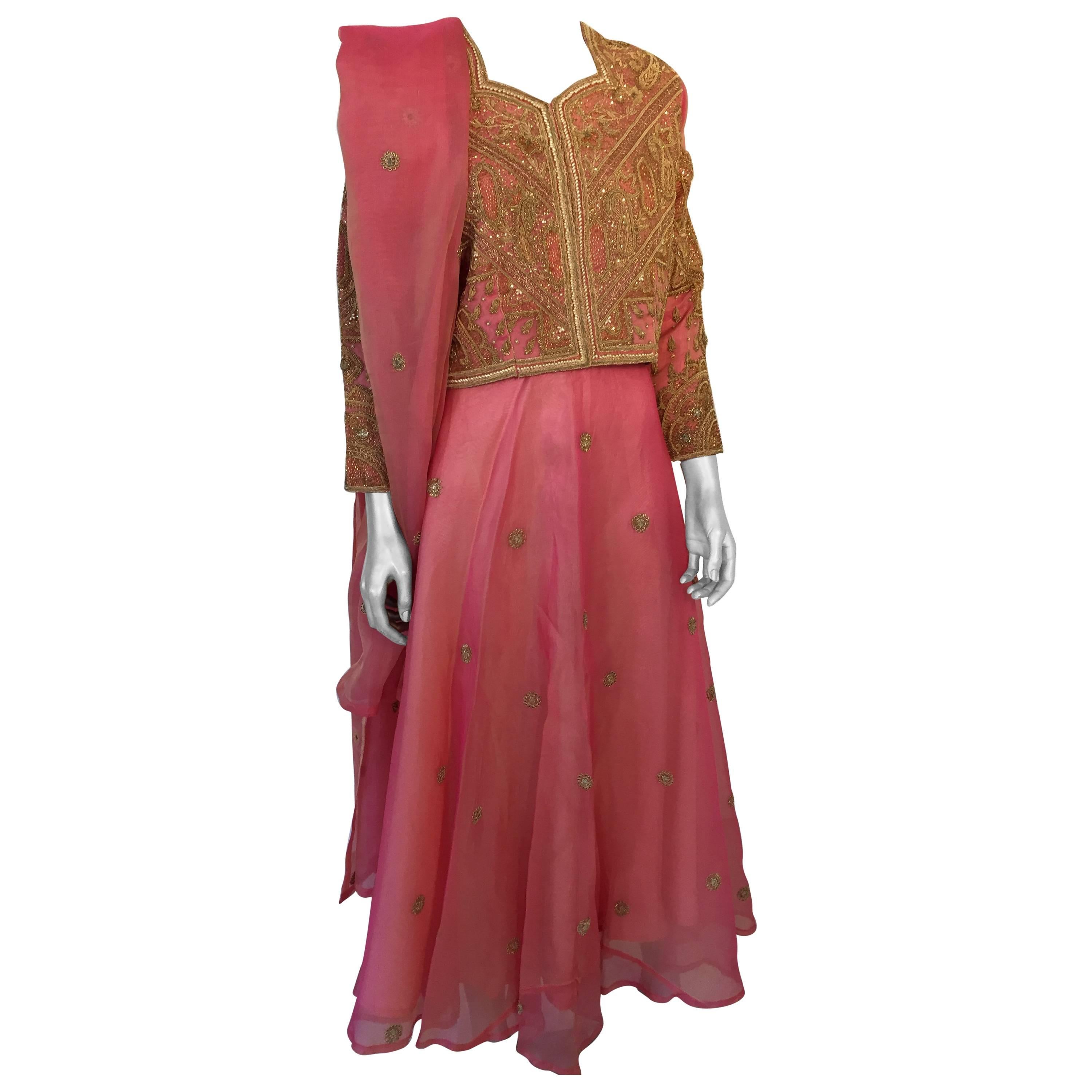 Robe de soirée en soie brodée rose et or 3 pièces Gilet, jupe et châle en vente