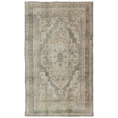 Türkischer Oushak-Teppich mit floralem Medaillonmuster in Elfenbein und Grau, Vintage