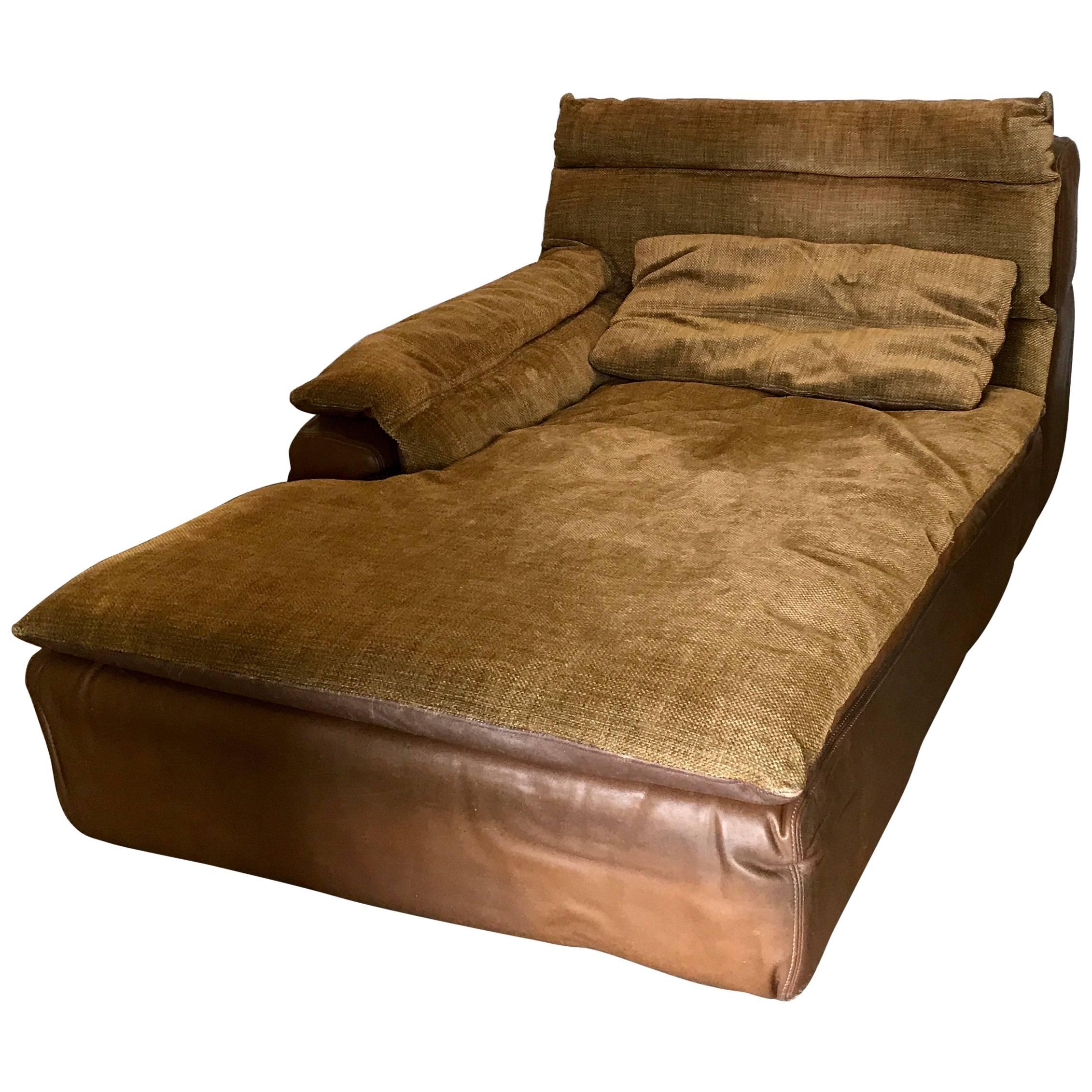 Glamorous Suede Leather Daybed Signed by Rossi di Albizzate For Sale