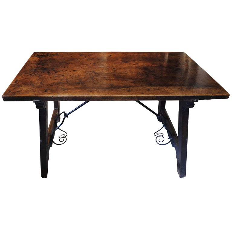 17th Century Spanish Walnut Table For Sale at 1stDibs