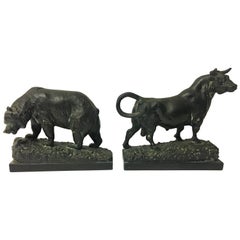 Paire de serre-livres en bronze en forme d'ours et de taureau par Paul Herzel
