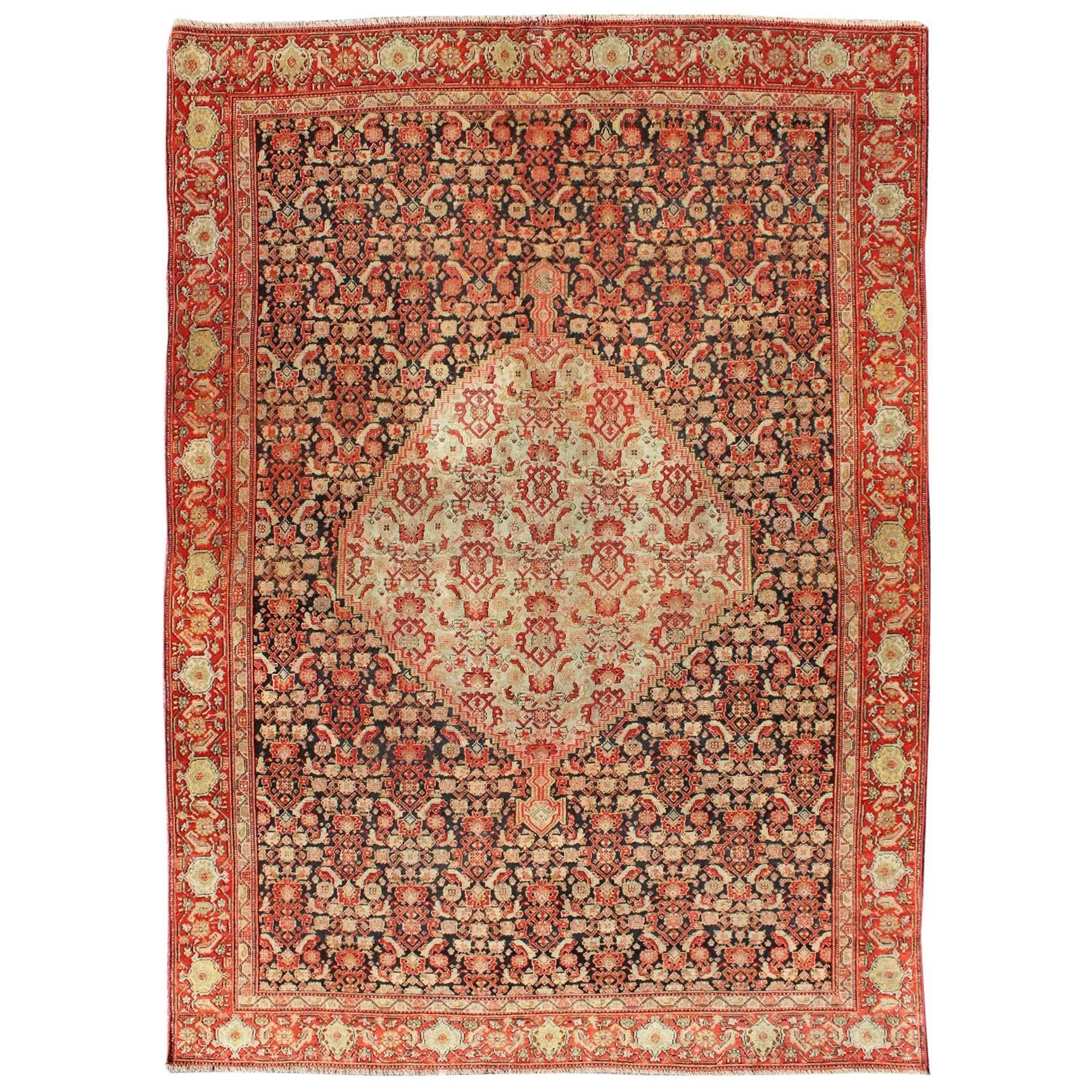 Antiker persischer Senneh-Teppich mit einzigartigem Medaillon und All-Over-Design