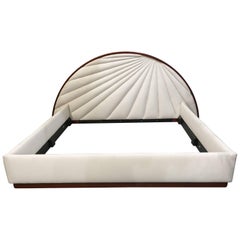 Dakota Jackson King-Bett mit Rahmen aus Mahagoni und Bronzeknöpfen