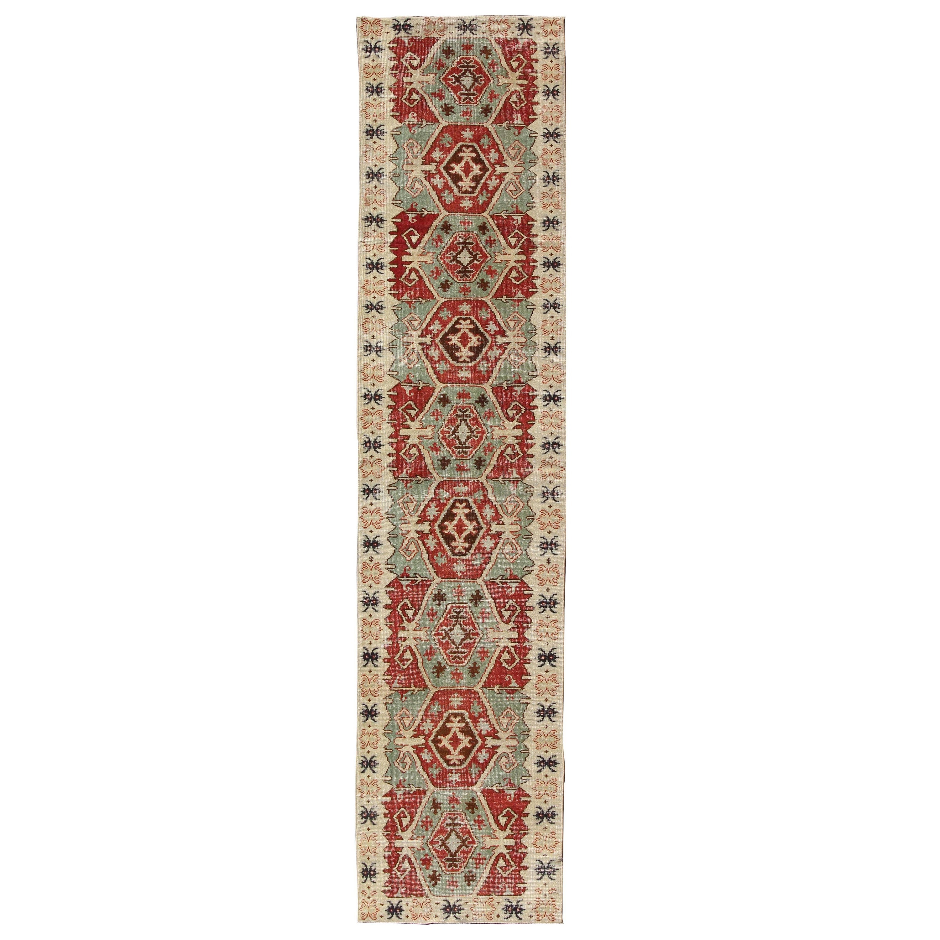 Chemin de table en oushak turc vintage tribal avec médaillons géométriques en vert, brun et rouge