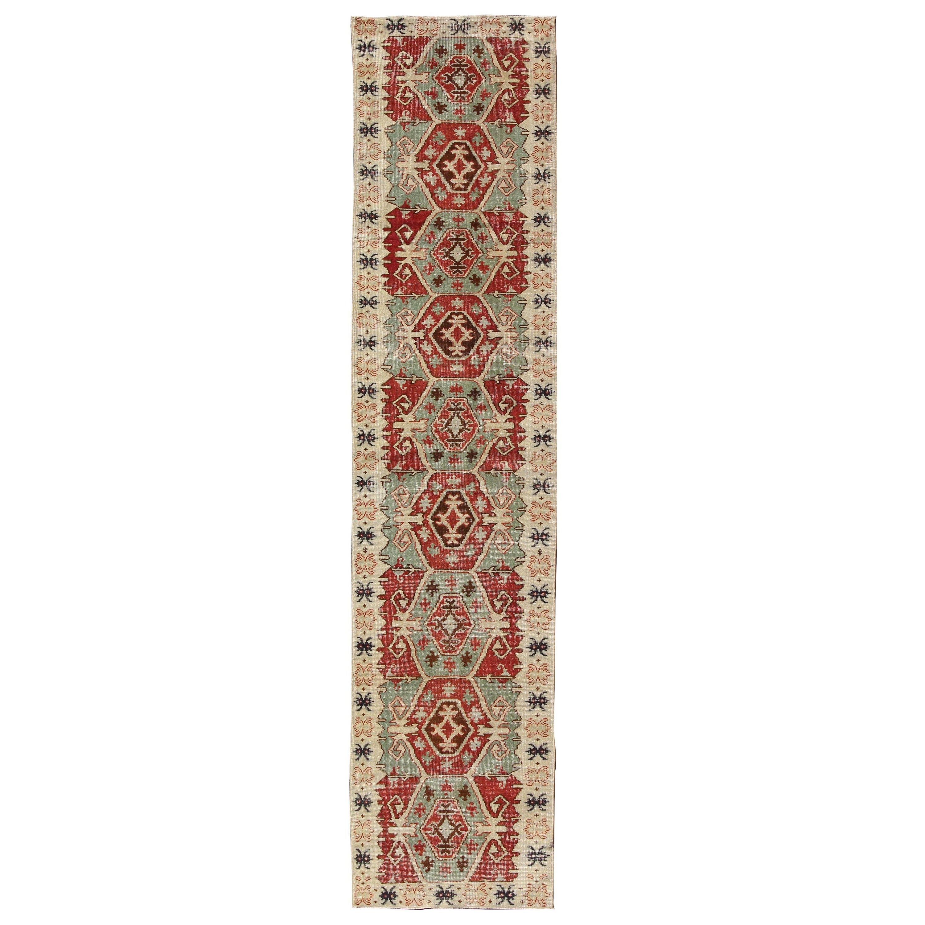 Tapis de couloir d'Oushak turc tribal vintage à médaillons géométriques vert, marron et rouge