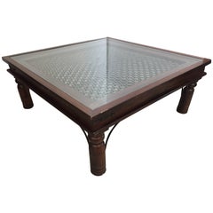 Table basse anglo-indienne en bois avec fer et verre