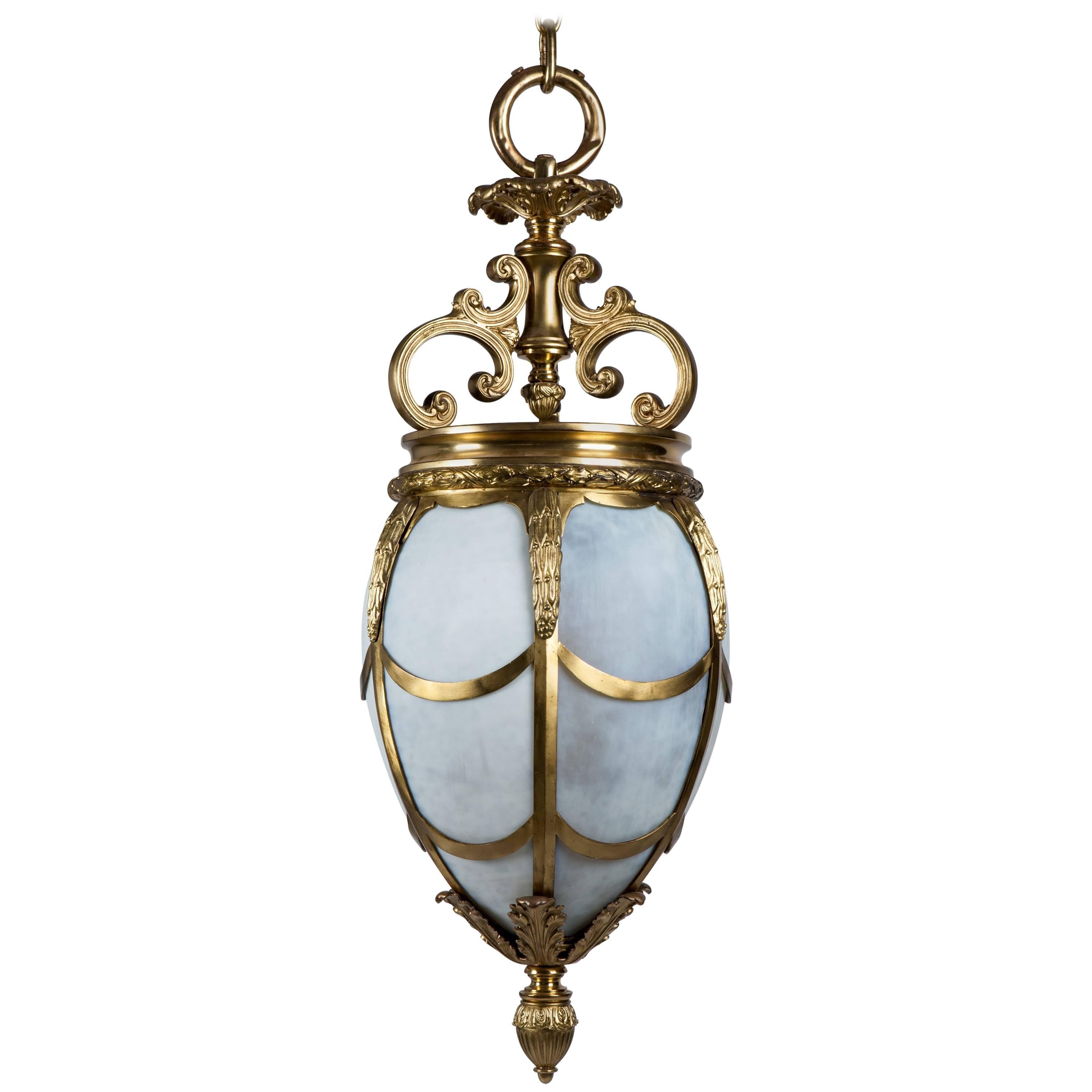 Lampe à suspension ovale en bronze doré avec panneaux en verre opalin dépoli incurvés, vers 1890 en vente
