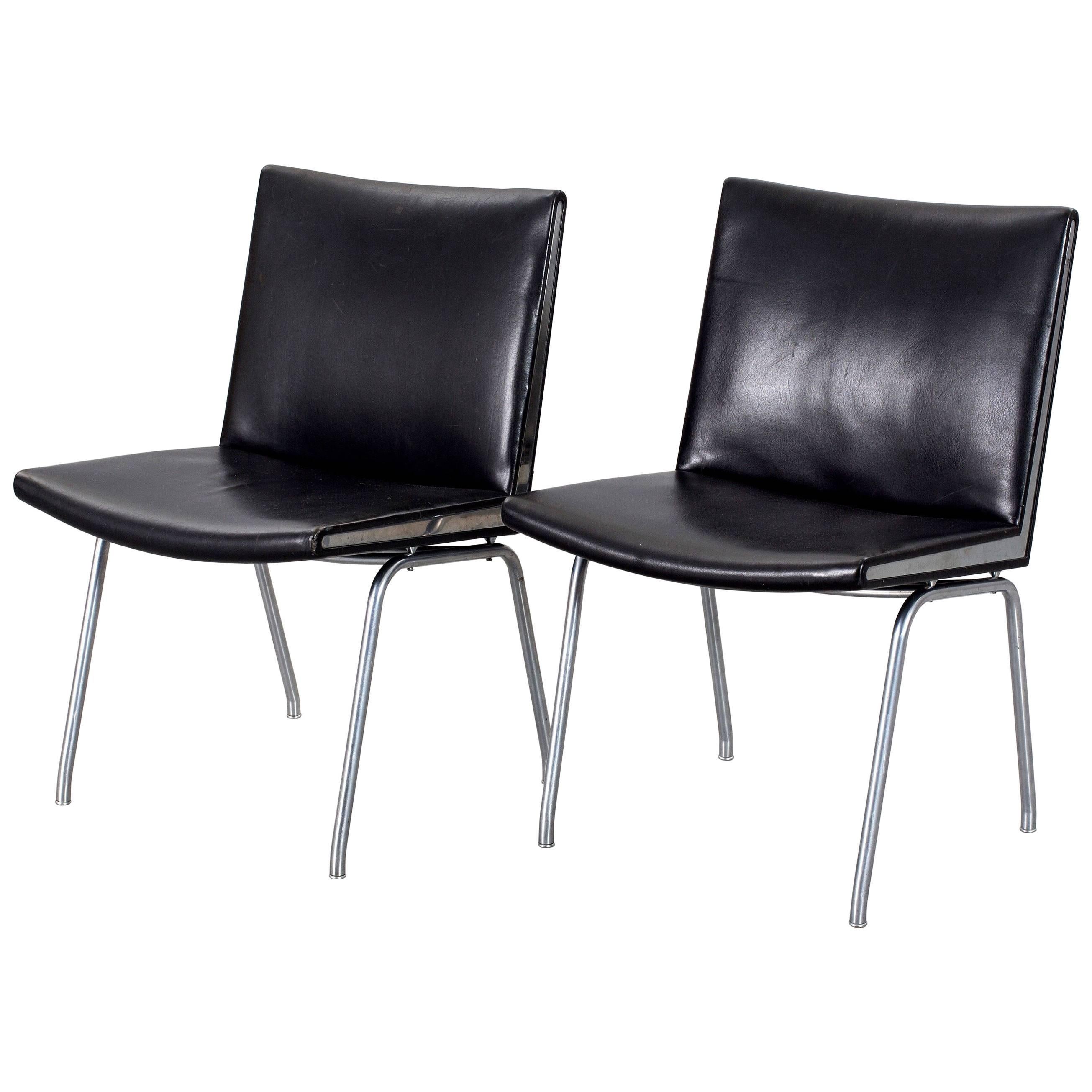Pair of Ap-40 Black Leather Airport Chairs by Hans J. Wegner for Ap-Stolen, 1950 For Sale