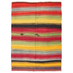 Bunter türkischer Kelim-Teppich im Vintage-Stil mit subtilen Stammesformen und Streifenmuster