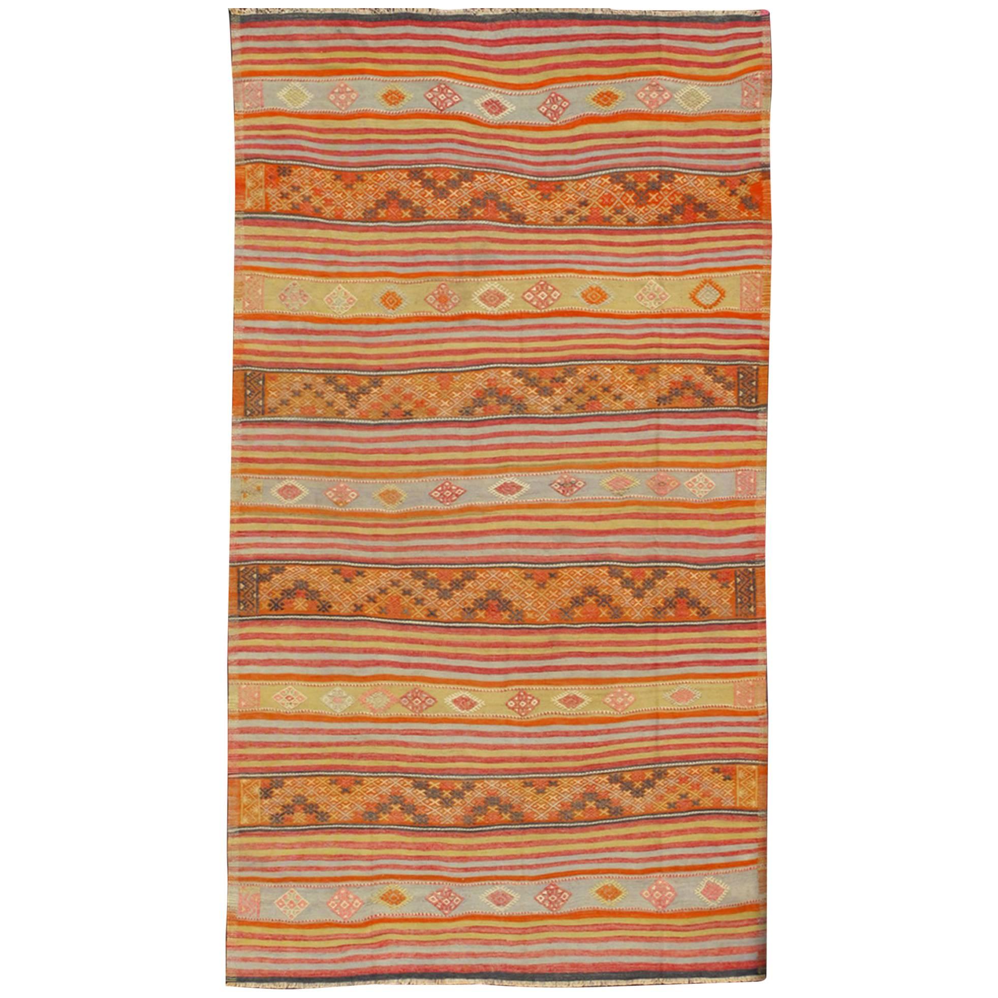 Türkischer Kelim-Vintage-Teppich mit verschiedenen Streifenmustern in einer Vielzahl von Farben