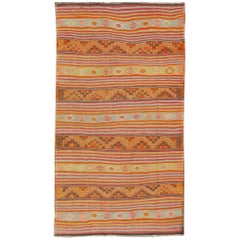 Türkischer Kelim-Vintage-Teppich mit verschiedenen Streifenmustern in einer Vielzahl von Farben