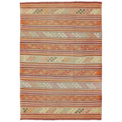 Türkischer Kelim-Vintage-Teppich mit verschiedenen Streifen-Designs in verschiedenen Farben