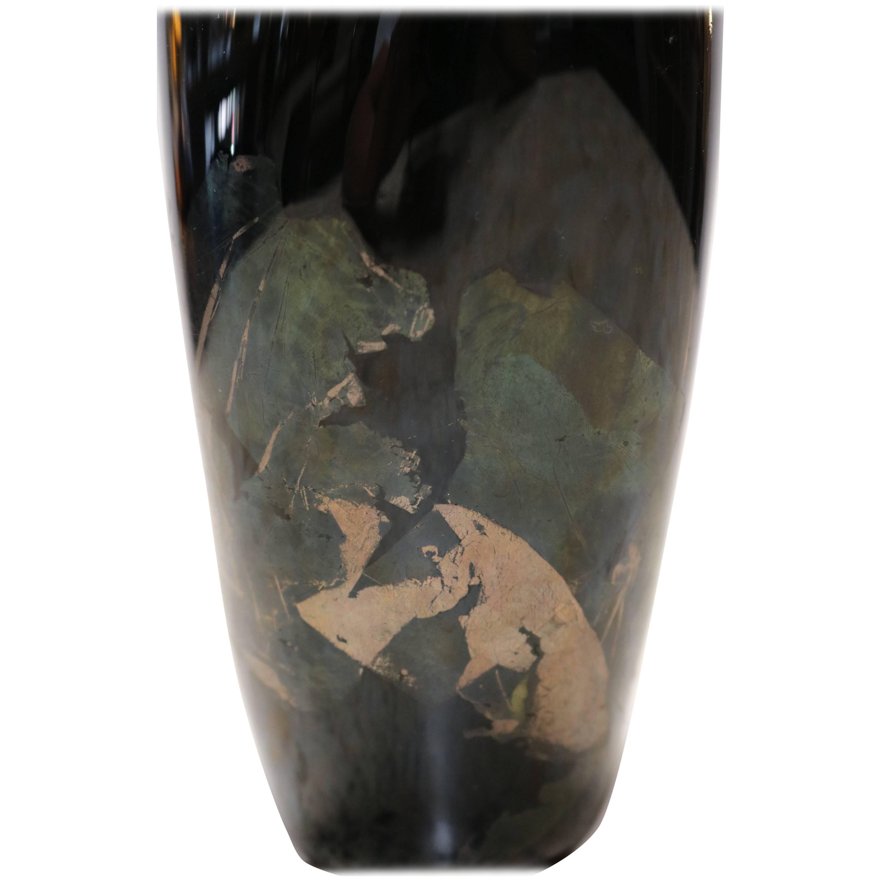 Organische Vase aus schwarzem Glas mit schillerndem Überzug
