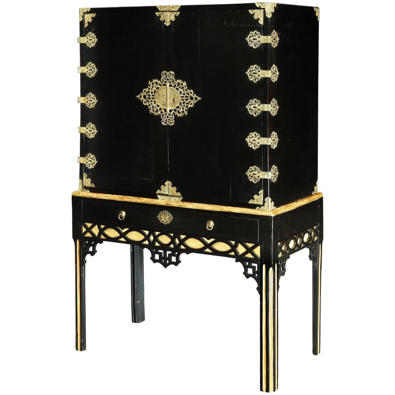Cocktail a Black Lacquer on Stand For Sale at 1stdibs