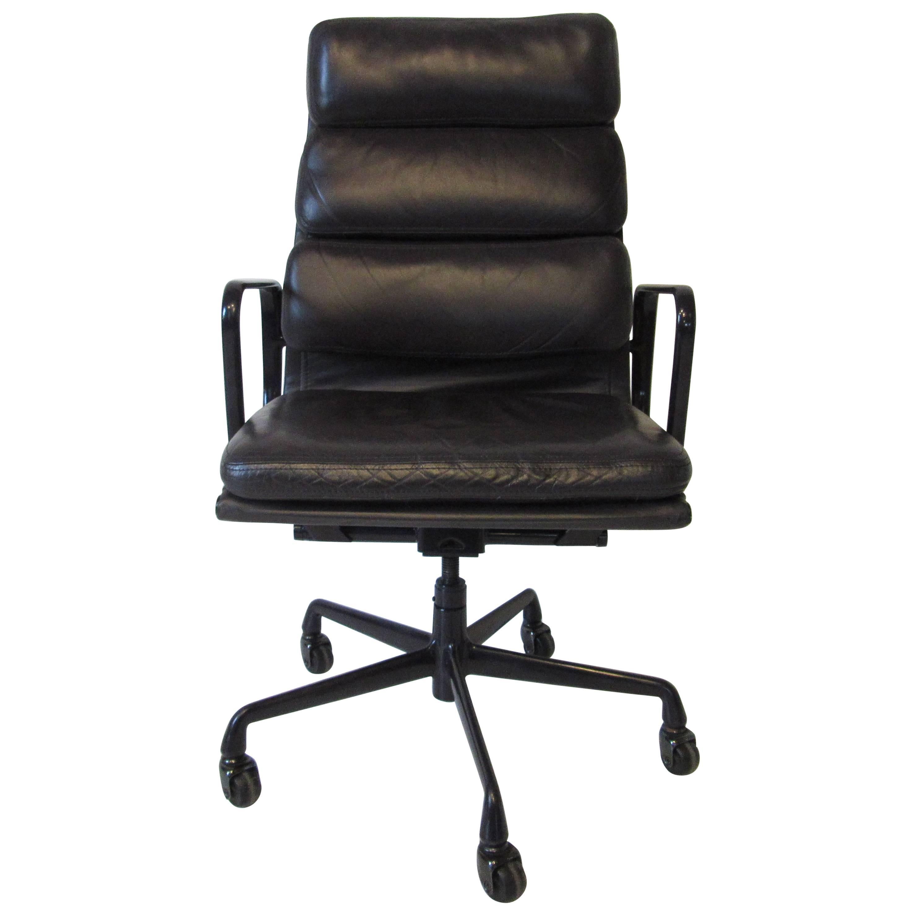 Eames Soft Pad Aluminium Group Executive Chair in Dark Eggplant by Herman Miller