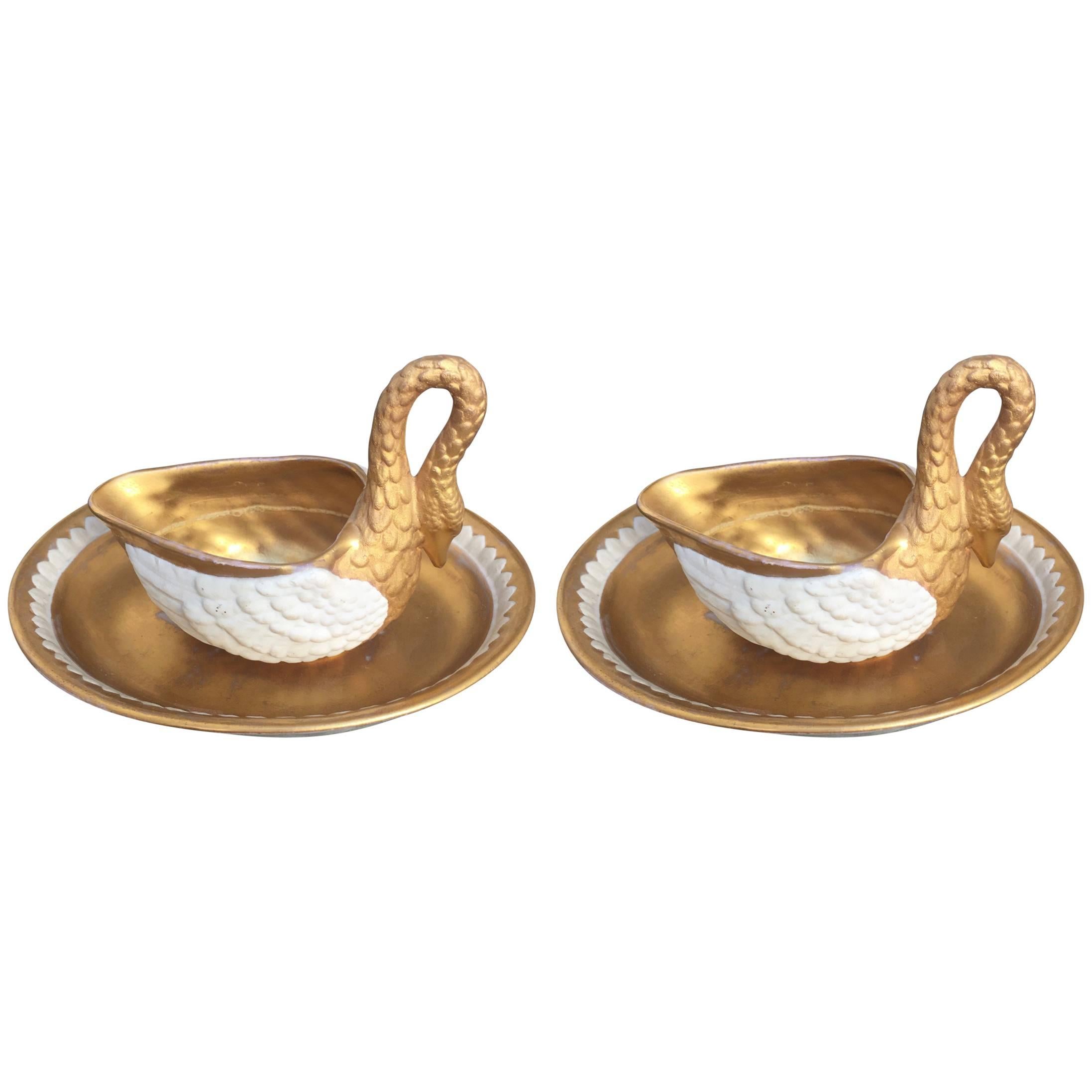 Paire de tasses crème en forme de cygne de style Sèvres