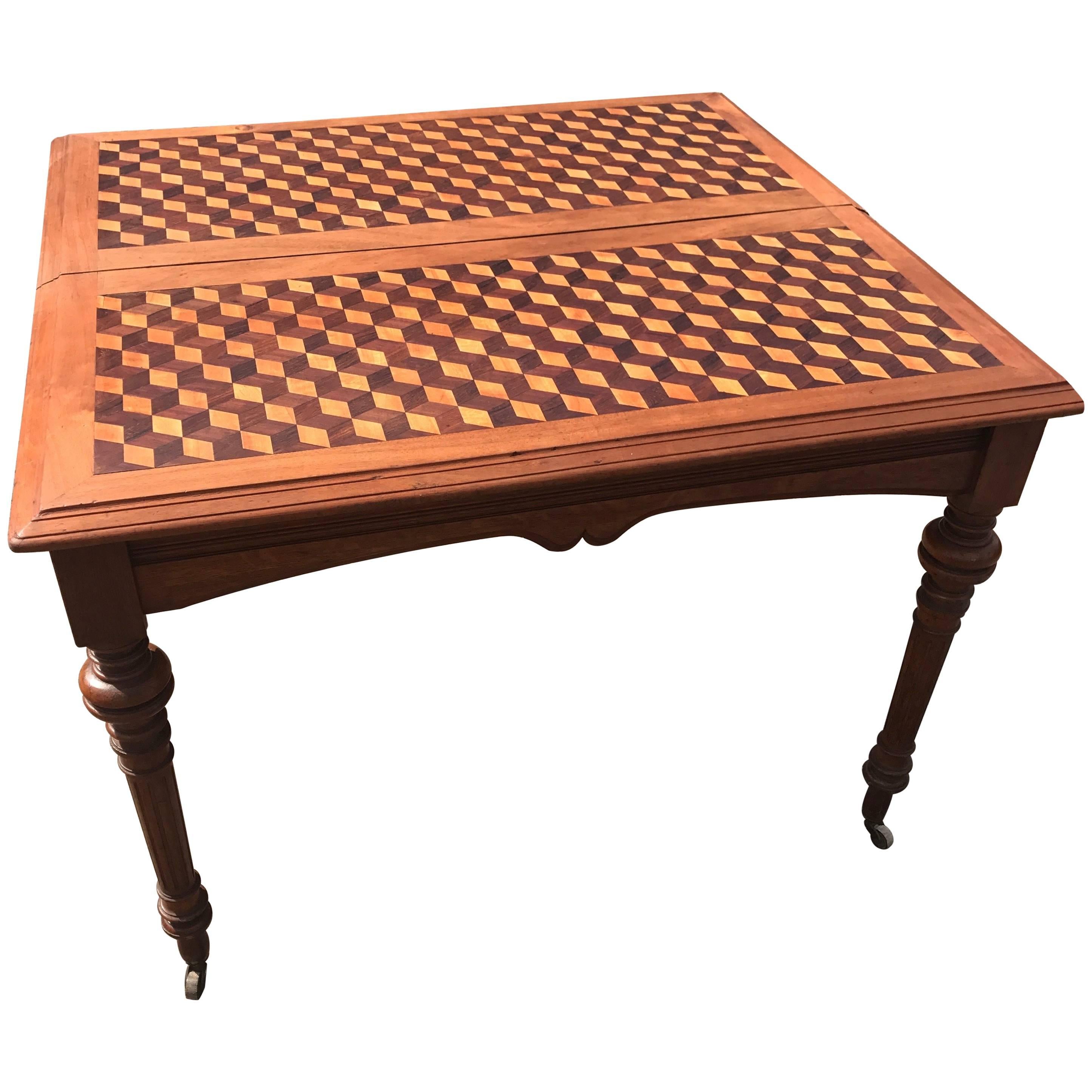 Superbe table centrale carrée incrustée de marqueterie ancienne, bois de noix français sur roulettes