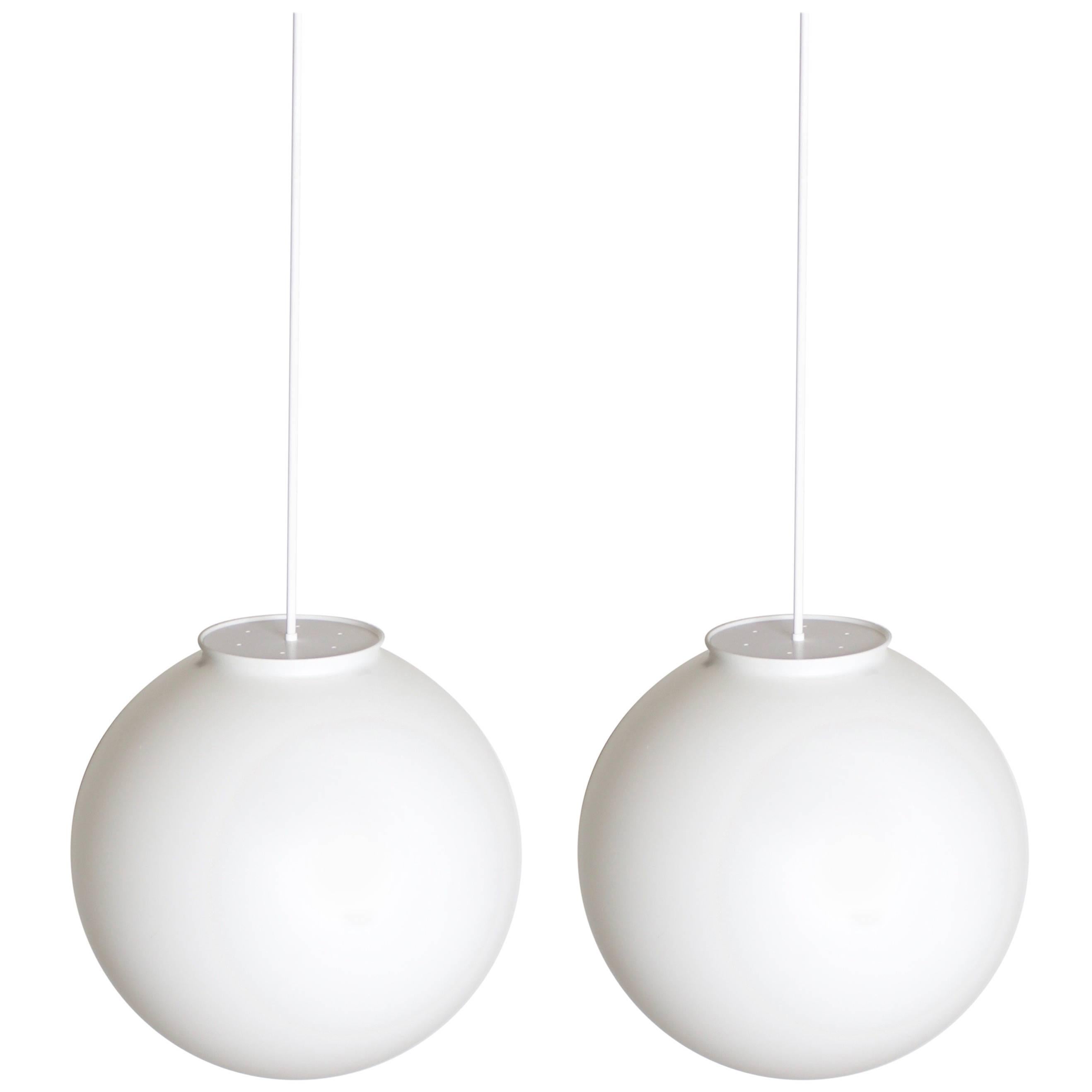 Deux très grands pendentifs en opaline crémaillère en forme de pleine lune, années 1970 en vente