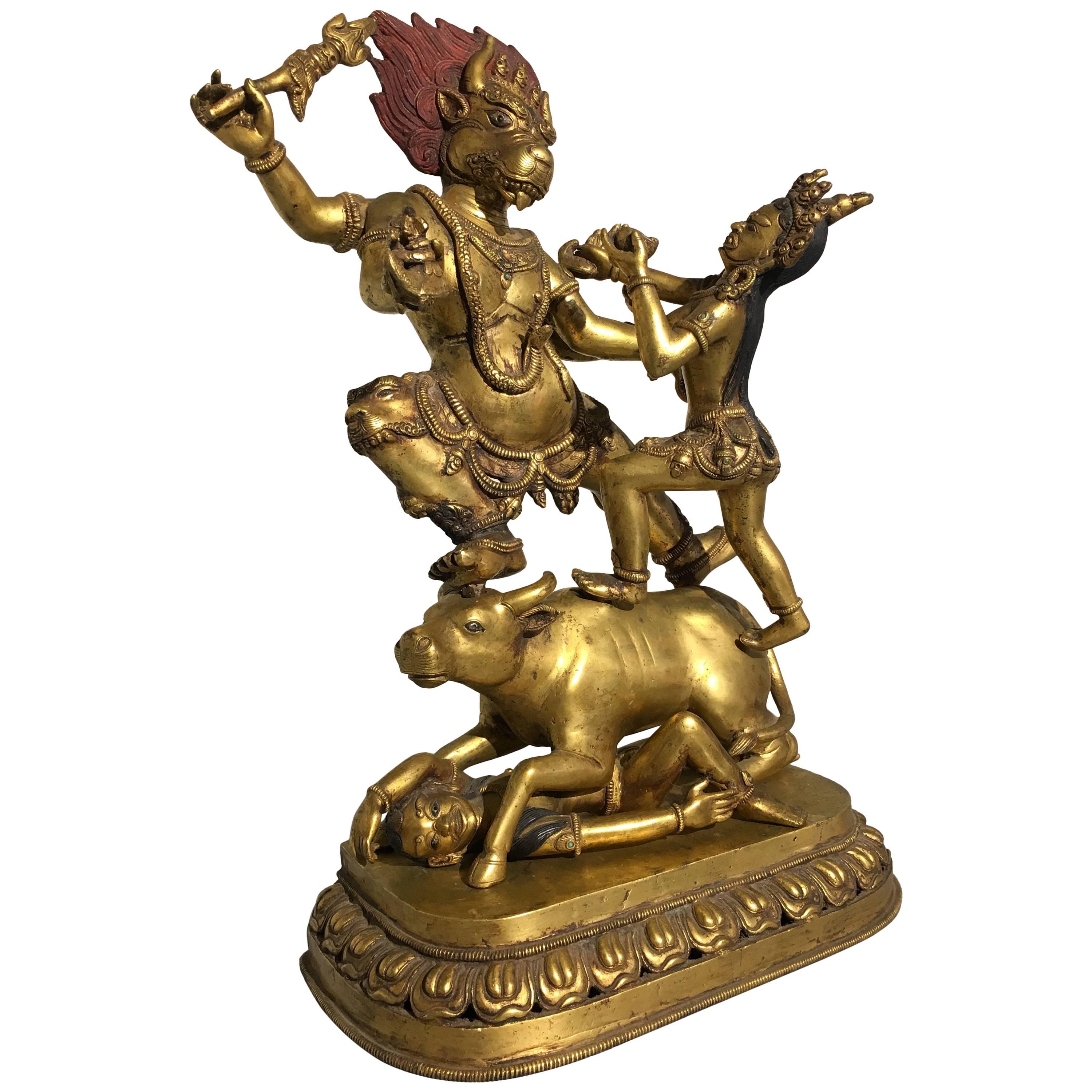 Grande figurine népalaise du XXe siècle en bronze doré représentant Yama et Yami