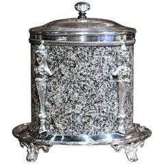 Scatola per biscotti inglese del XIX secolo in granito e placcata in argento con supporto decorativo