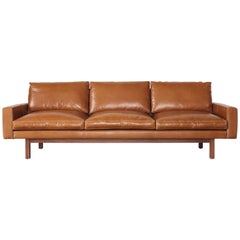 Canapé standard contemporain de taille moyenne en cuir caramel avec base en noyer