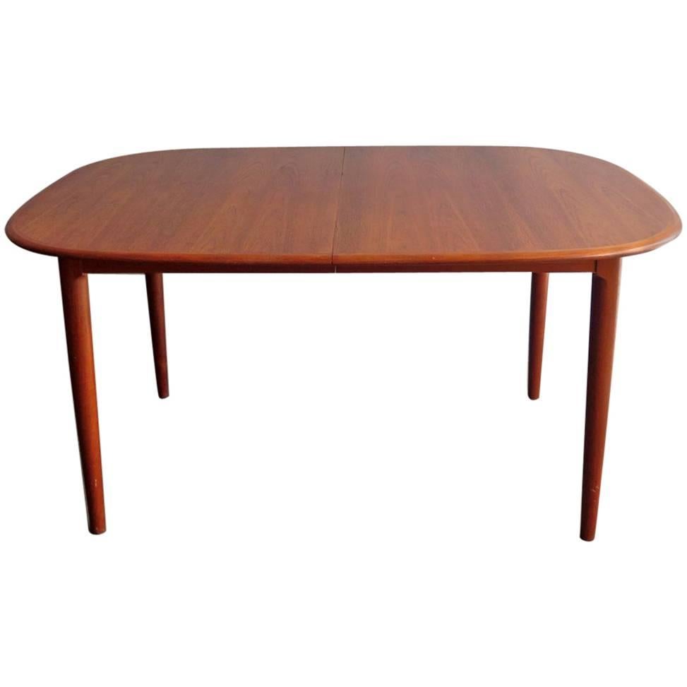 Danish Teak Elegant Dinning Table with Two Extensions Leafs