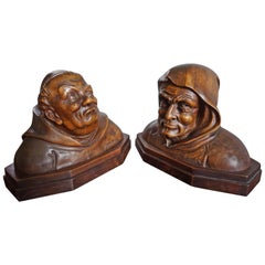 Paire d'anciennes sculptures de moines en forme de caricatures:: sculptées à la main:: de style renaissance et Renaissance