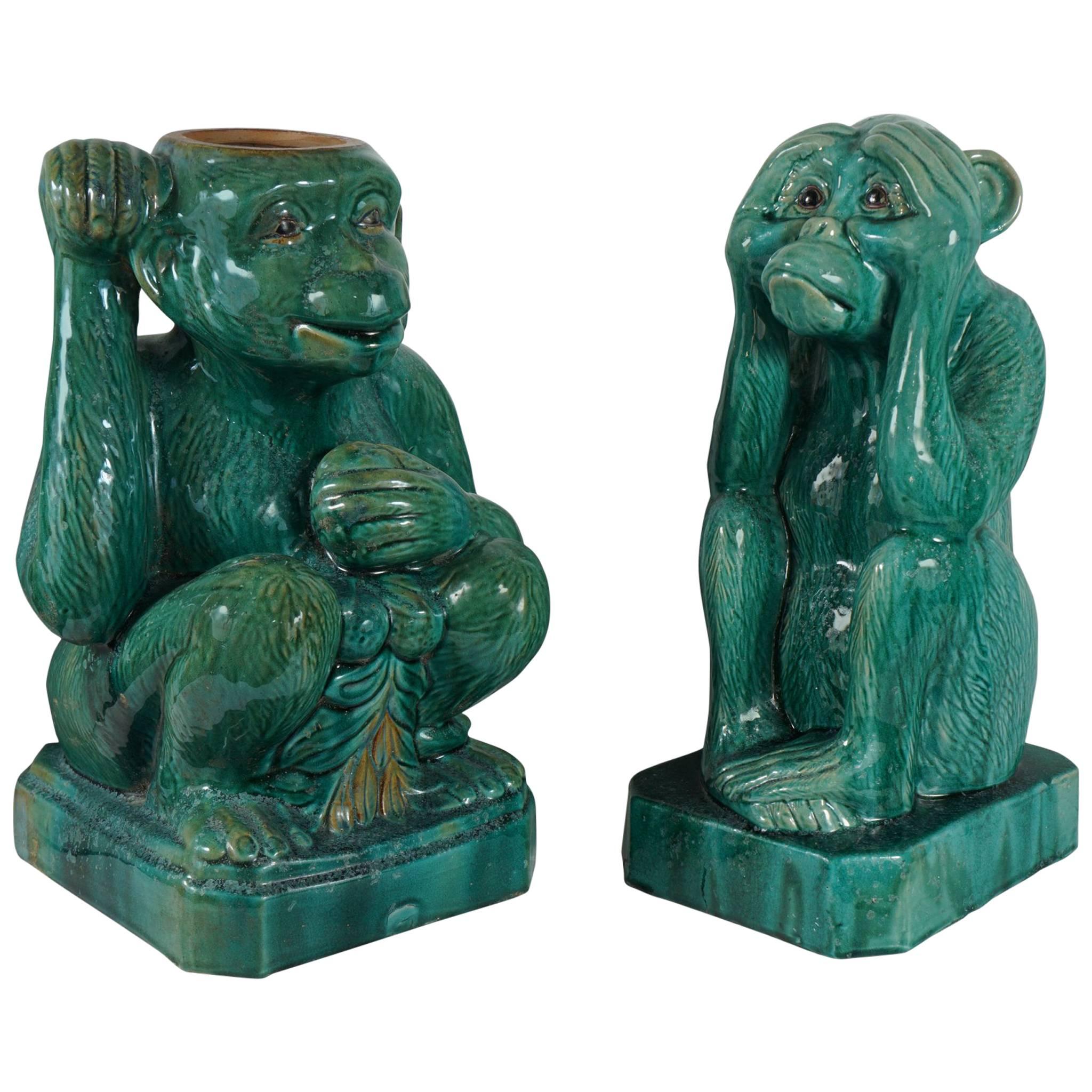 Zwei begleitende glasierte Terrakotta-Affen 