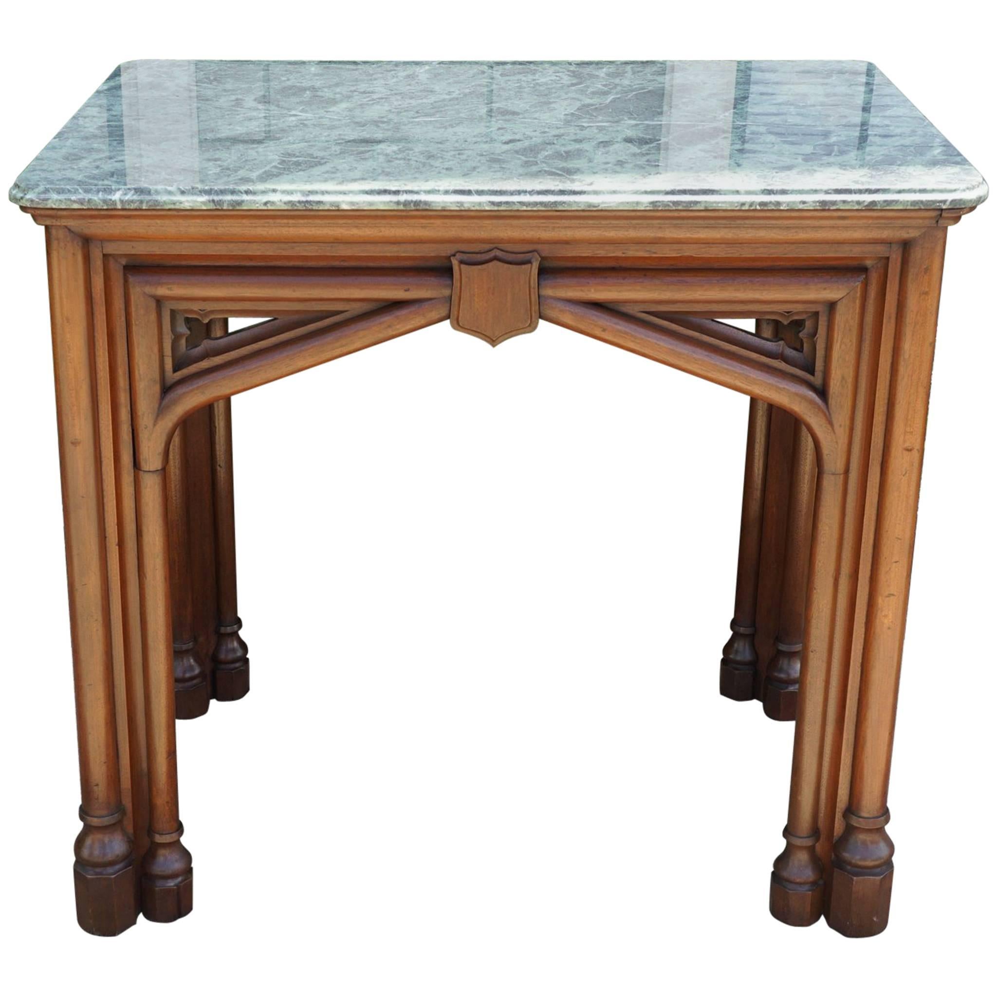 Table de centre ou table de bibliothèque en chêne du 19ème siècle de style néo-gothique avec dessus en marbre anglais en vente