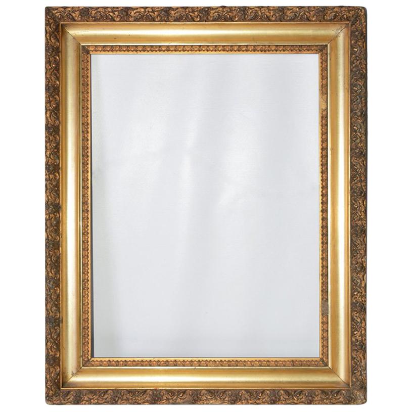 Marco antiguo de madera dorada con borde floral moldeado en venta