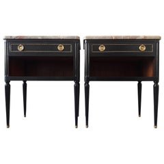 Paire de tables de nuit françaises de style Louis XVI en marbre Paire de tables de nuit françaises de style Louis XVI en marbre