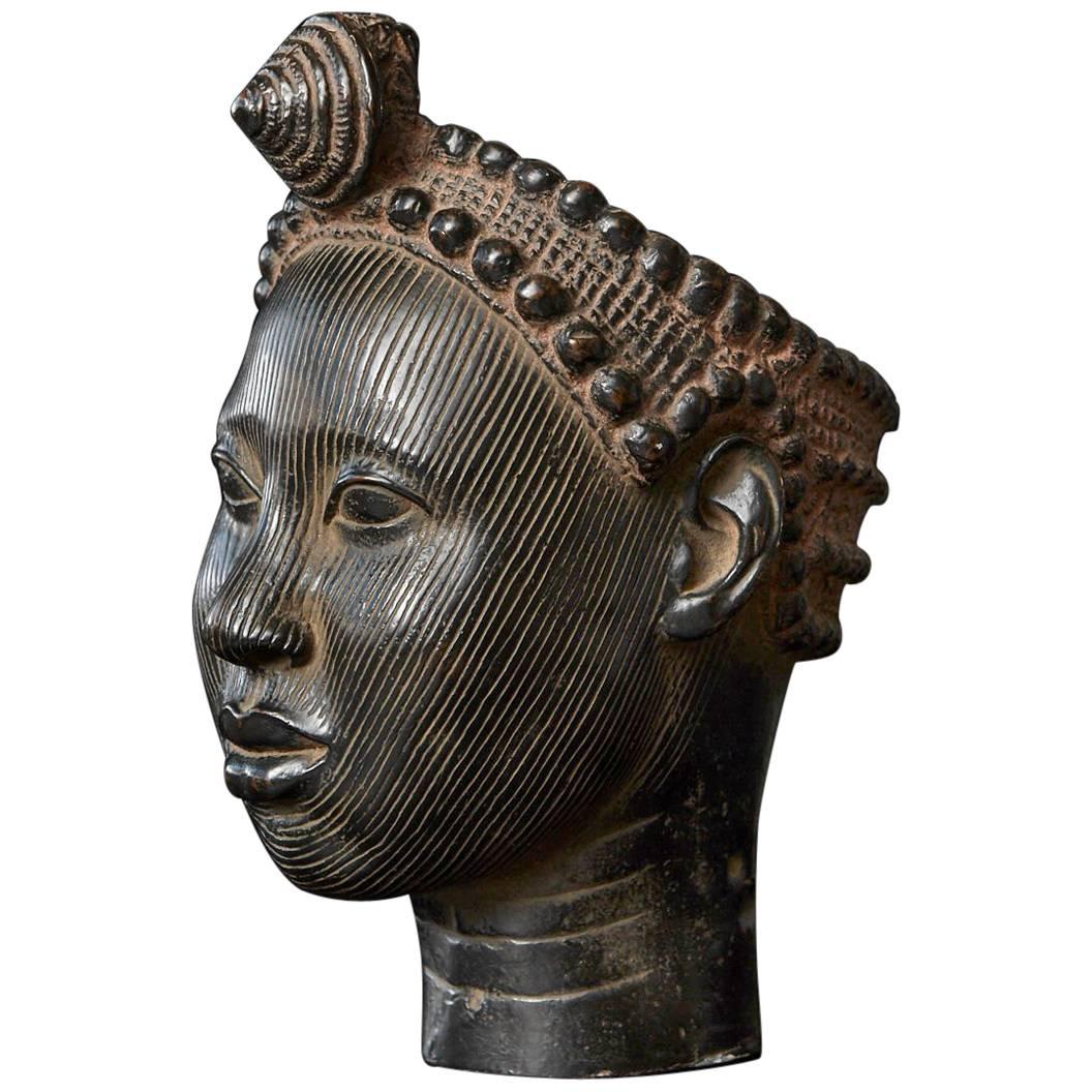 Réplique en céramique d'une tête avec une couronne, ancien royaume de Ife, Nigeria