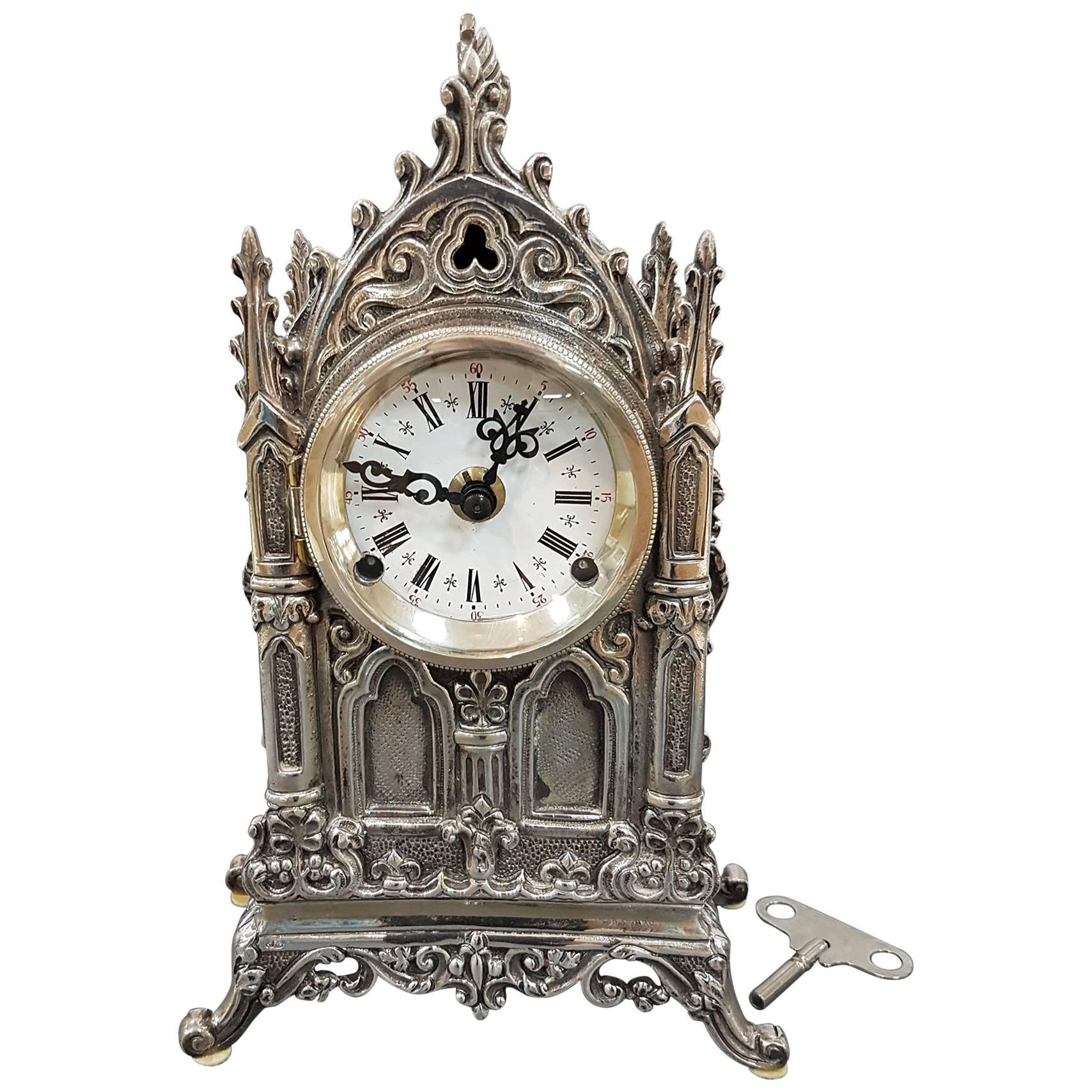 Reloj de sobremesa de plata de resurgimiento gótico italiano del siglo XX