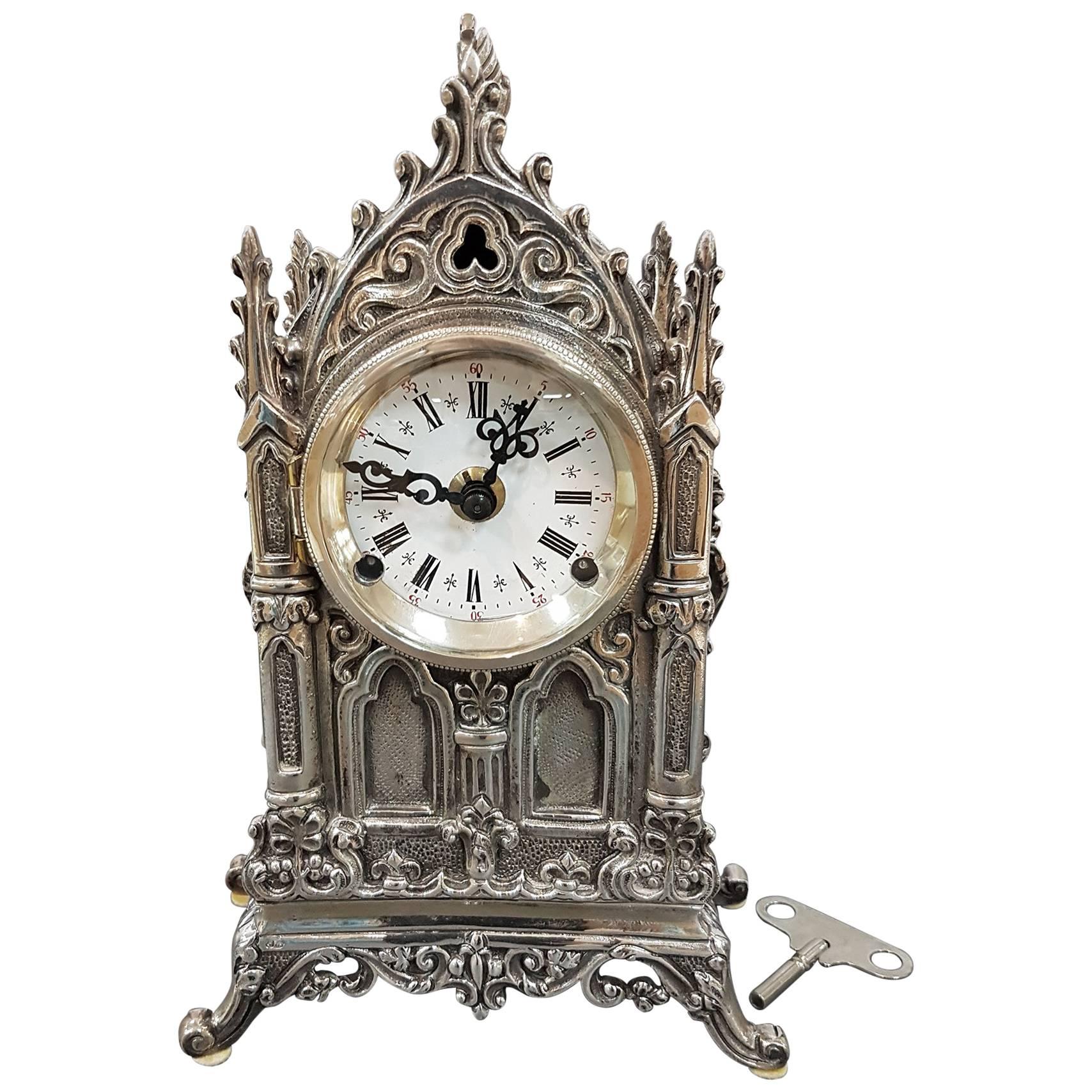 Horloge de table en argent de style néo-gothique italien du XXe siècle