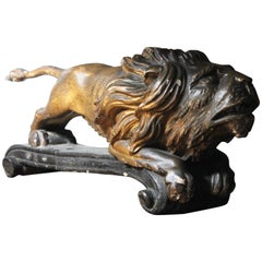 Début du 19e siècle Lion héraldique en bois sculpté, gesso et parchemin doré