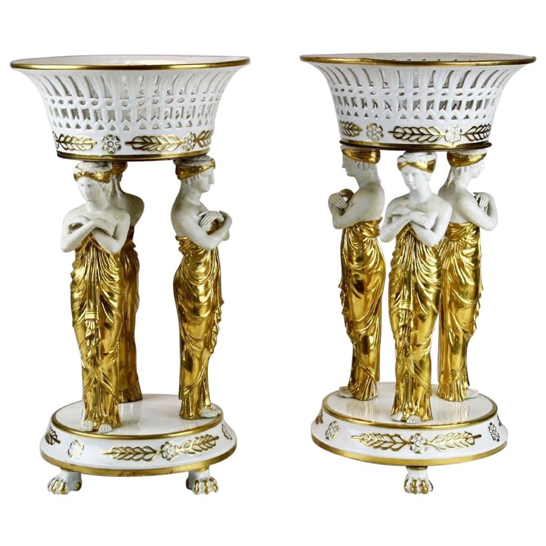 Paire de corbeilles ou centres de table néoclassiques en porcelaine de Paris du 19ème siècle