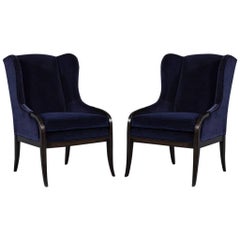 Paire de fauteuils à oreilles en velours bleu sur mesure