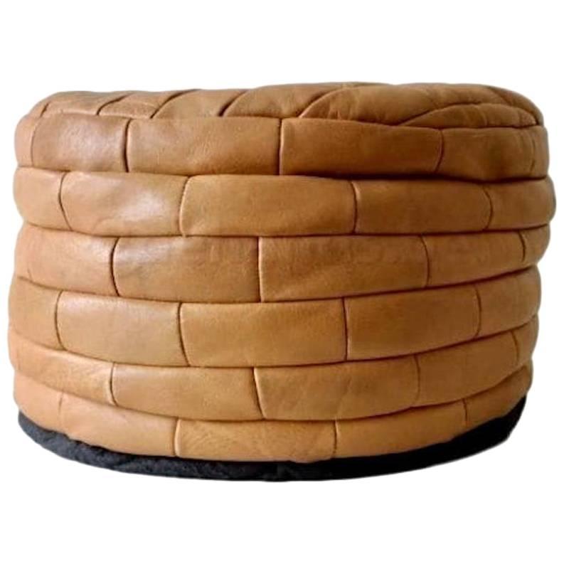 Gorgeous patchwork leather pouf by De Sede. Great coloring and patina to leather. Excellent condition.

Similar dark brown/red De Sede patchwork pouf available in separate listing. 