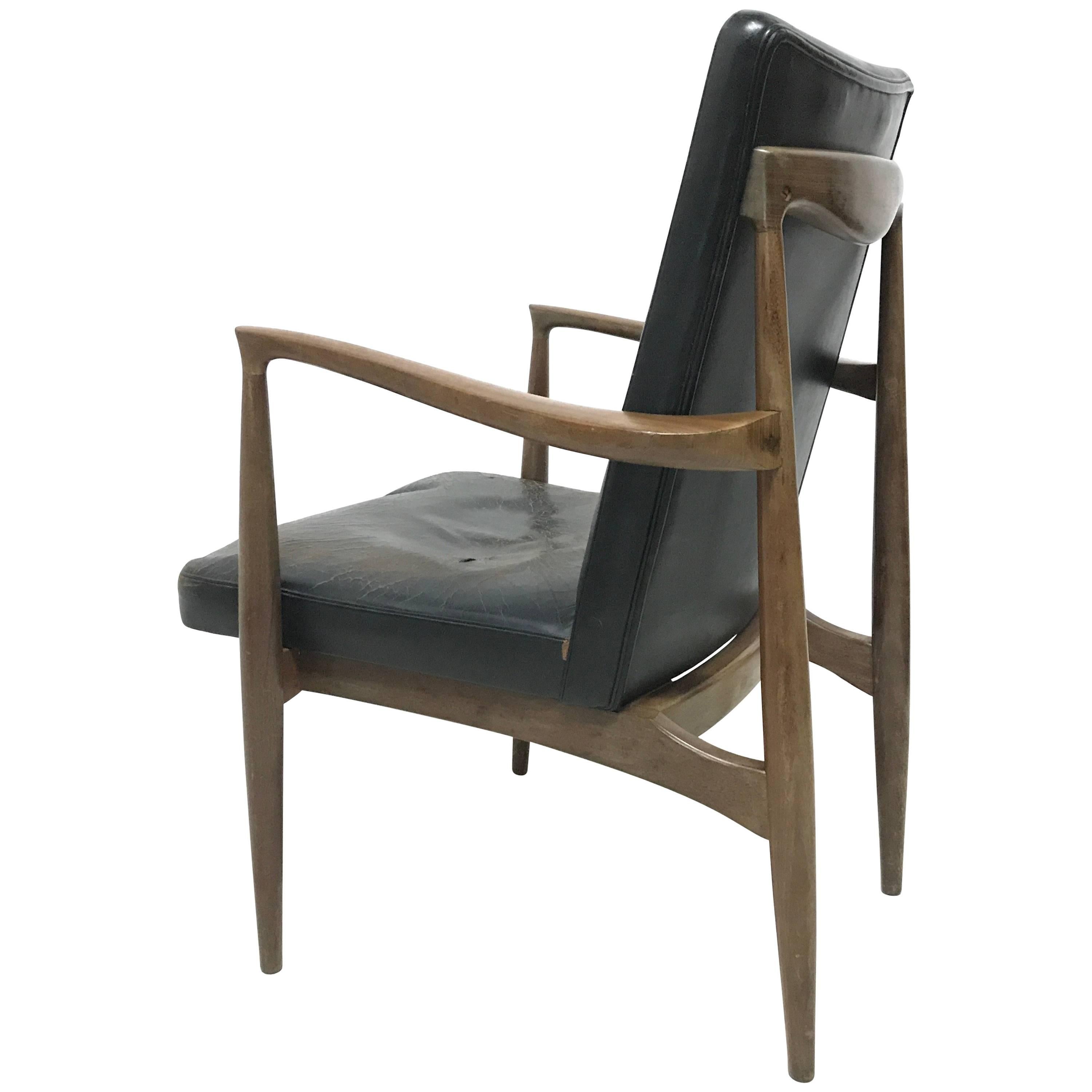 Fauteuil scandinave en teck au design sculptural attribué à Finn Juhl en vente