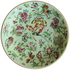 Assiette en porcelaine chinoise émaillée céladon Papillons peints à la main:: Qing Circa 1820