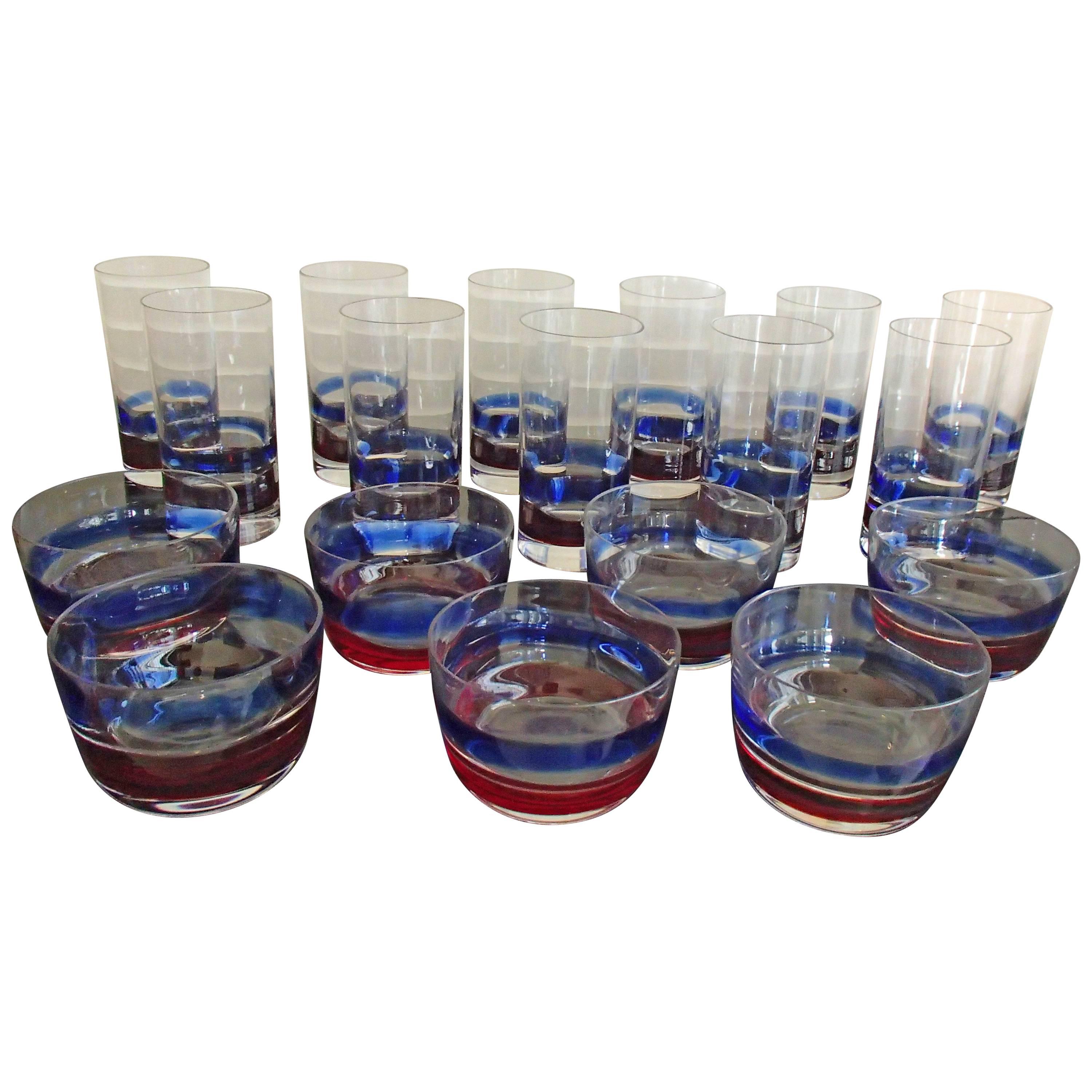 Sechs Tassen und 11 Wassergläser, lange Trinkgläser in Rot und Blau, Fulvio Bianconi, Mitte des Jahrhunderts